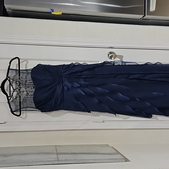 Adrianba Papell long gown decorated with beads size 8 - Picture 1 of 6
